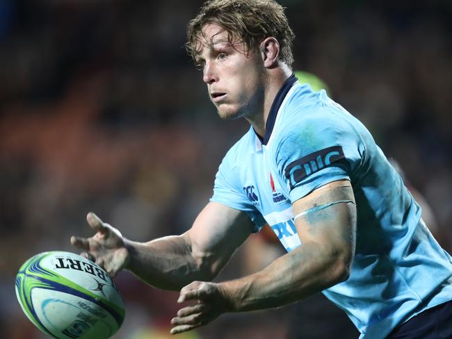 HAMILTON, NEW ZEALAND - MAY 26: Michael Hooper of the Waratahs passes  during the round 15 Super Rugby match between the Chiefs and the Waratahs at FMG Stadium on May 26, 2018 in Hamilton, New Zealand.  (Photo by Phil Walter/Getty Images)