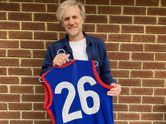 Ex-VFA star Gary Hammond shows off his old Camberwell jumper.