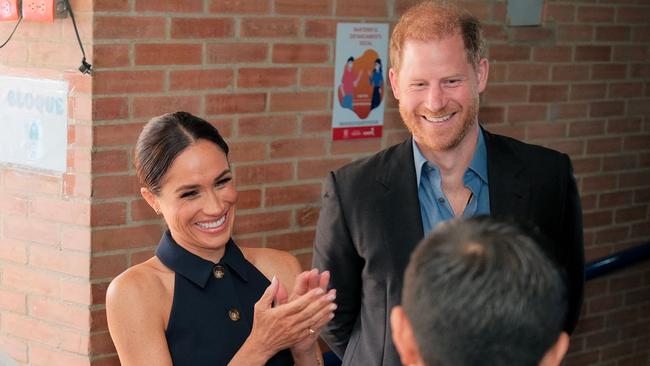 Handout picture released by Colombia's Vice-Presidency showing Britain's Prince Harry (R), Duke of Sussex, next to his wife Meghan (C) and Colombian Vice-President Francia Marquez, talking with a student of the Popular Cultural School in Bogota on August 15, 2024. Prince Harry and his wife, American actress Meghan Markle, arrived in Colombia at the invitation of Marquez, with whom they will attend various meetings with women and young people to reject discrimination and cyberbullying. (Photo by Andres CASTILLA / Colombian Vice-Presidency / AFP) / RESTRICTED TO EDITORIAL USE - MANDATORY CREDIT 'AFP PHOTO /  COLOMBIA'S VICE PRESIDENCY PRESS OFFICE' - NO MARKETING - NO ADVERTISING CAMPAIGNS - DISTRIBUTED AS A SERVICE TO CLIENTS