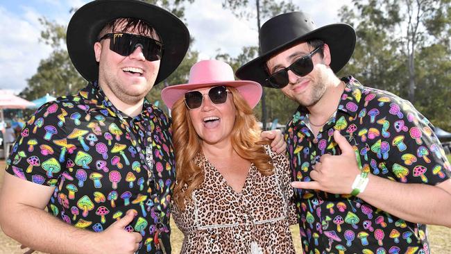 Mackenzie and Janzey Pratt with Richard Basile at the 2023 Gympie Music Muster. Picture: Patrick Woods.