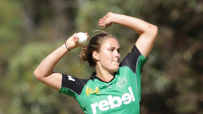 PERTH, AUSTRALIA — JANUARY 13: Natalie Sciver of the Stars bowls during the Women's Big Bash League match between the Adelaide Strikers and the Melbourne Stars at Lilac Hill on January 13, 2017 in Perth, Australia. (Photo by Will Russell/Getty Images)