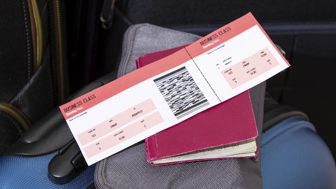 Билет на самолет и паспорт чемодан