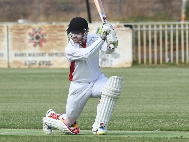 Gisborne’s Jakson Knight jumps on the front foot. Picture:Rob Leeson.