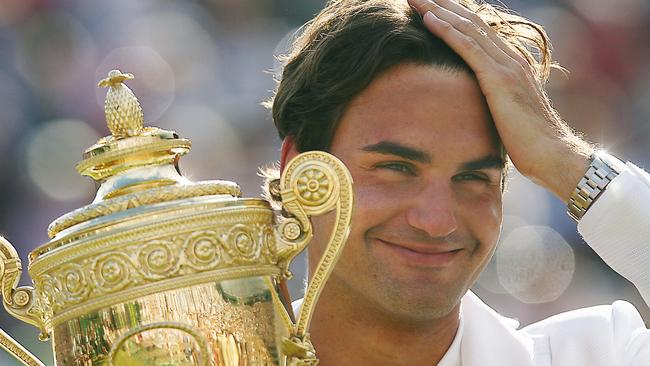 Roger Federer with the Wimbledon trophy in 2007.