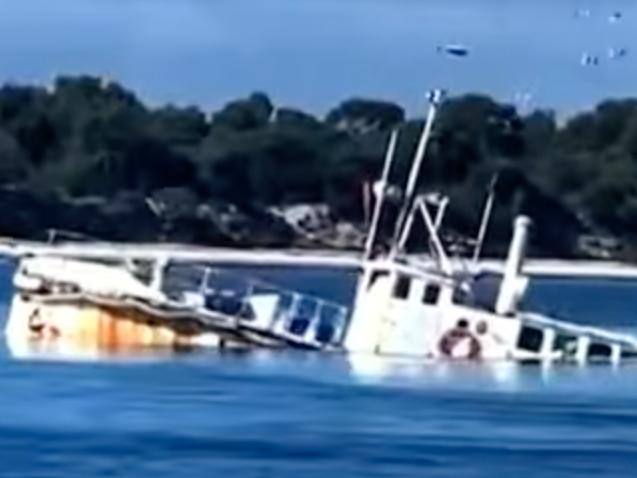 A salvage operation is underway to save historic boat Sir Wallace Bruce which sunk off Kangaroo Island. Picture: 7News