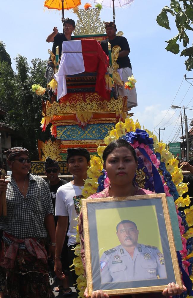 The body of Wayan Sudarsa is taken to the cemetery to be cremated in Jimbaran, Bali. Picture: Komang Erviani