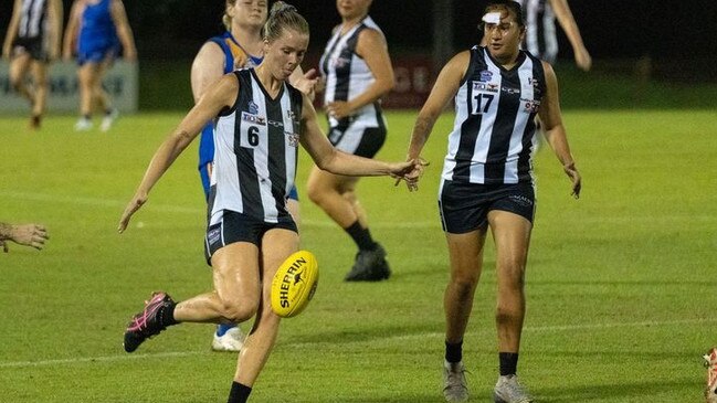 Palmerston Magpies' Ella Ward vs. Wanderers, Round 4 WPL 2024-25. Picture: Tymunna Clements / AFLNT Media.