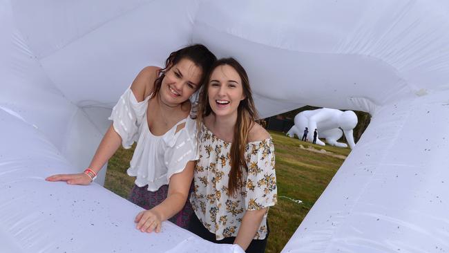 Steph McCulloch and Georgia Neal at the Maroochy Music and Visual Arts festival, 2016. Photo: John McCutcheon / Sunshine Coast Daily