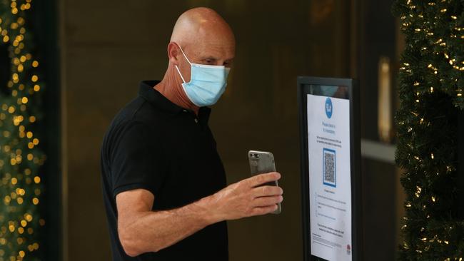 A shopper scans a QR code in Sydney's CBD. Picture: Jason McCawley/Getty Images)