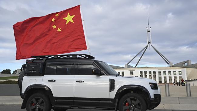 Supporters of China also gathered outside Parliament House in Canberra for Premier Li’s visit. Picture: NewsWire / Martin Ollman