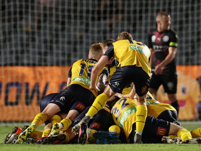 GOSFORD, AUSTRALIA - FEBRUARY 03: Daniel De Silva of the Mariners celebrates his goal with team mates during the A-League match between the Central Coast Mariners and Melbourne City FC at Central Coast Stadium, on February 03, 2021, in Gosford, Australia. (Photo by Ashley Feder/Getty Images)