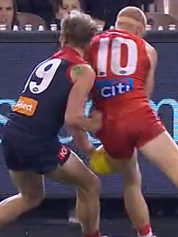 Zak Jones collects Mitch Hannan in Round 15.