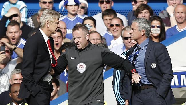 Jose Mourinho (R) and Arsenal's French manager Arsene Wenger (L).