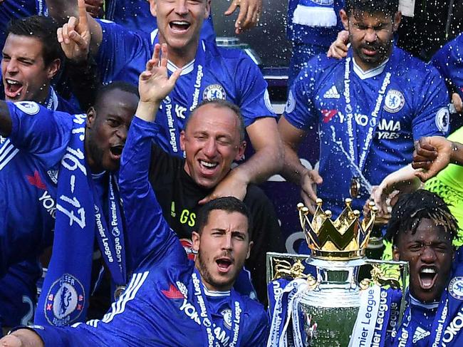 TOPSHOT - Chelsea's players gather on the pitch with the English Premier League trophy, as they celebrate their league title win at the end of the Premier League football match between Chelsea and Sunderland at Stamford Bridge in London on May 21, 2017. Chelsea's extended victory parade reached a climax with the trophy presentation on May 21, 2017 after being crowned Premier League champions with two games to go.  / AFP PHOTO / Ben STANSALL / RESTRICTED TO EDITORIAL USE. No use with unauthorized audio, video, data, fixture lists, club/league logos or 'live' services. Online in-match use limited to 75 images, no video emulation. No use in betting, games or single club/league/player publications.  /