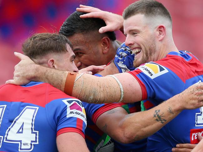 NEWCASTLE, AUSTRALIA - MARCH 14: Kalyn Ponga of the Newcastle Knights celebrates his try with team mates during the round 1 NRL match between the Newcastle Knights and the New Zealand Warriors at McDonald Jones Stadium on March 14, 2020 in Newcastle, Australia. (Photo by Ashley Feder/Getty Images)