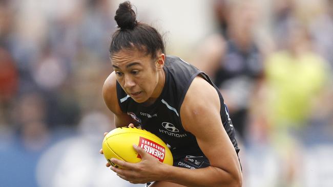 Darcy Vescio of the Blues runs with the ball during the Round 6 AFLW match between the Carlton Blue and the Brisbane Lions at Ikon Park in Melbourne, Sunday, March 10, 2019. (AAP Image/Daniel Pockett) NO ARCHIVING, EDITORIAL USE ONLY