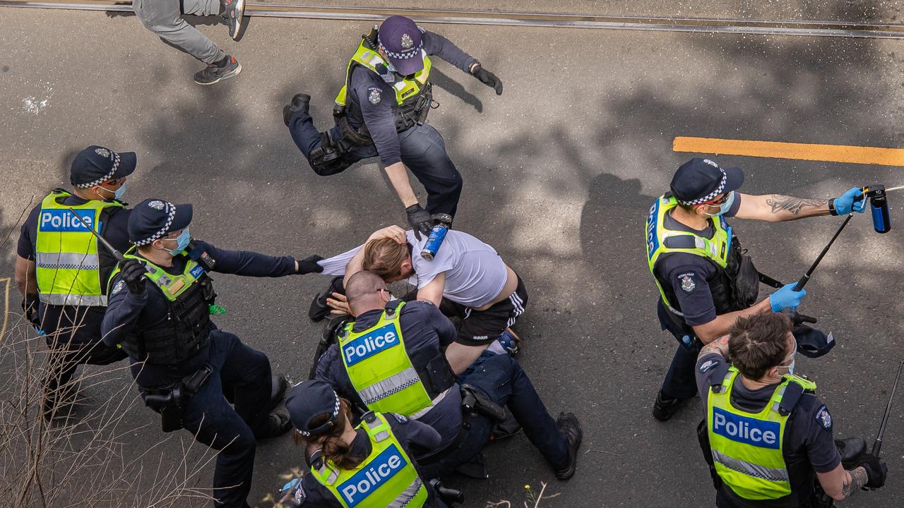 Police kills. Полиция Мельбурна. Мельбурн протесы. Kill+Police.