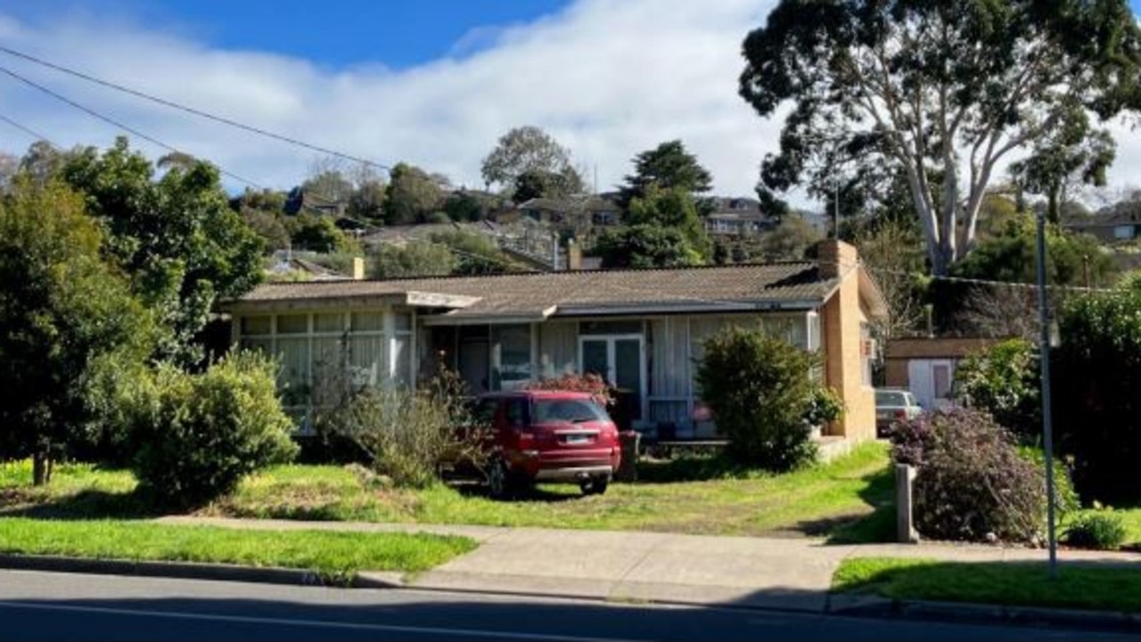 Records indicate that 34 Barrabool Rd last sold in 2019 for $840,000.