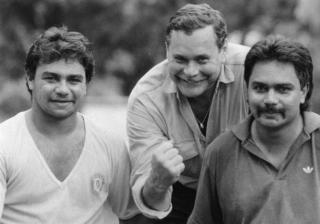 Ron Barassi prepares Tony Vigona (left) and Benny Vigona for the 1988 NTFL grand final.