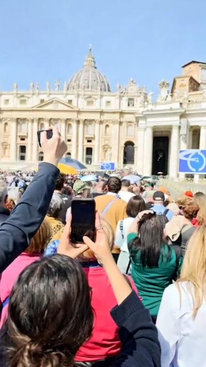 Thousands from around the world wait hours to visit Pope Francis' coffin