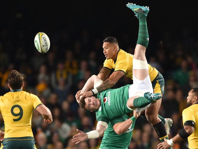 Ireland's Peter O'Mahony (C) and Australian Wallabies Israel Folau (top C) contest the ball. Pic: AFP