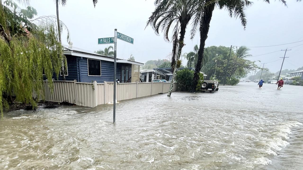 Machans Beach flooding. Photo - Jesse McClelland/Severe Weather Australia