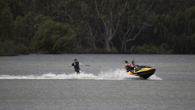 Boats in action on the Murray River at Mannum. Picture: Brett Hartwig