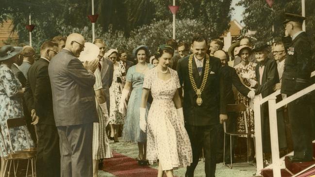 Queen Elizabeth II and Mayor Les Ford at Victoria Park during the royal visit to Dubbo, 10 February 1954. Picture: Macquarie Regional Library