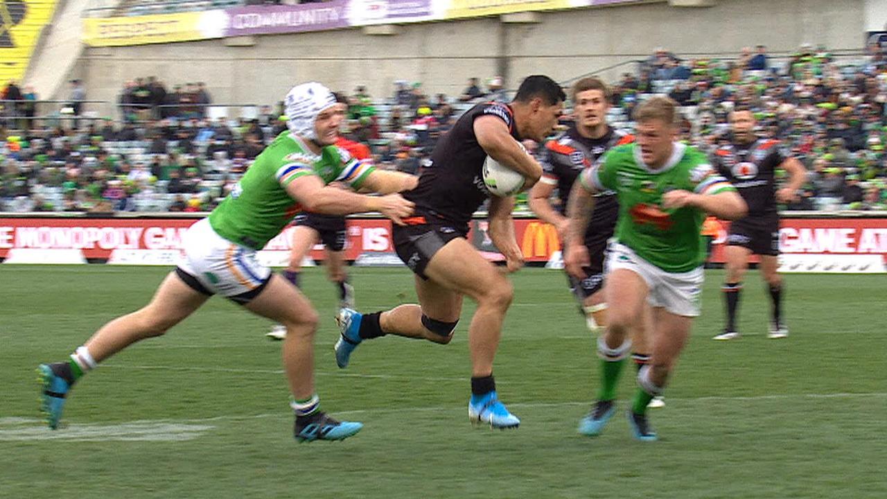 Roger Tuivasa-Sheck scored a try against the Warriors that went through 14 sets of hands.