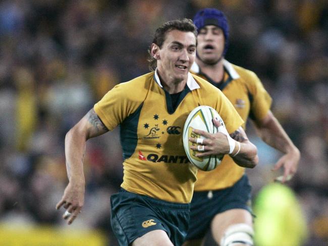 Wallabies RU player Mat Rogers (ball) on his way to scoring a try during Australia v South Africa Tri-Nations game at Testra Stadium at Homebush in Sydney, 05/08/06.