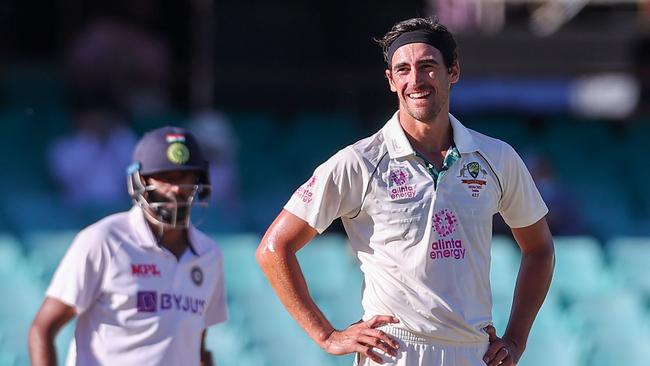 Mitchell Starc reacts after a delivery during the fifth day of the third cricket Test match between Australia and India at the Sydney Cricket Ground (SCG) in Sydney on January 11, 2021. (Photo by DAVID GRAY / AFP) / -- IMAGE RESTRICTED TO EDITORIAL USE - STRICTLY NO COMMERCIAL USE --