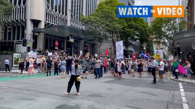 Anti-vax protesters swarm 1 William St, Brisbane