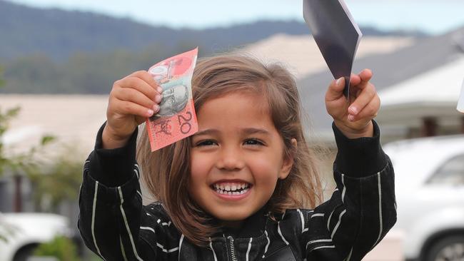 Three-year-old Zaryis Loveridge is delivering pamphlets in the Pimpama area to earn money. Picture: Glenn Hampson.