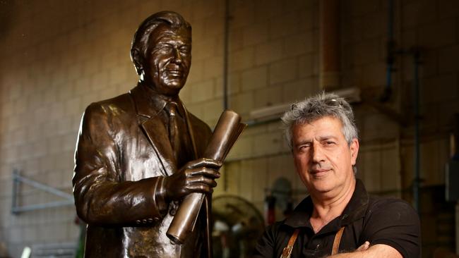 Phillip Piperides and his sculpture of ex Lord Mayor Clem Jones. (AAP Image/Steve Pohlner)