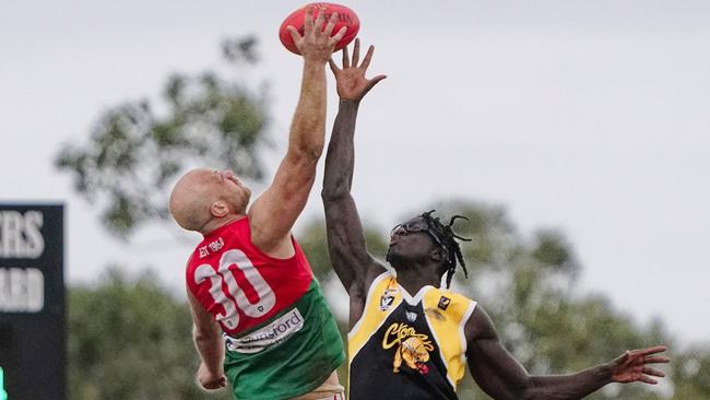 Russell Gabriel (left) rucking for Pines against Frankston YCW last season. Picture: Valeriu Campan