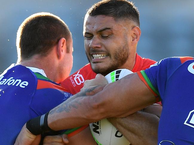 Brayden Wiliame of the Dragons Is tackled by Blake Green (left) and Gerald Beale of the Warriors of the Warriors during the Round 3 NRL match between the New Zealand Warriors and the St George Illawarra Dragons at Central Coast Stadium in Gosford, Saturday, May 30, 2020. (AAP Image/Dan Himbrechts) NO ARCHIVING, EDITORIAL USE ONLY