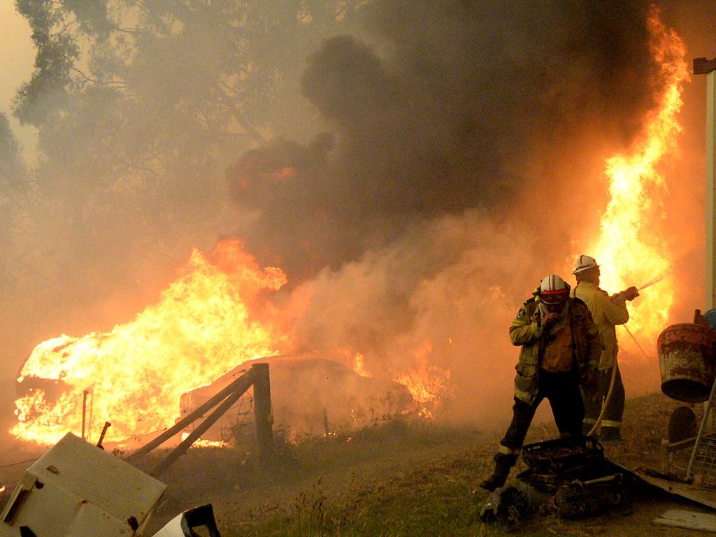 Fire threatens homes along Bells Line of Road in Bilpin as the continues through the Blue Mountains. Picture: Jeremy Piper