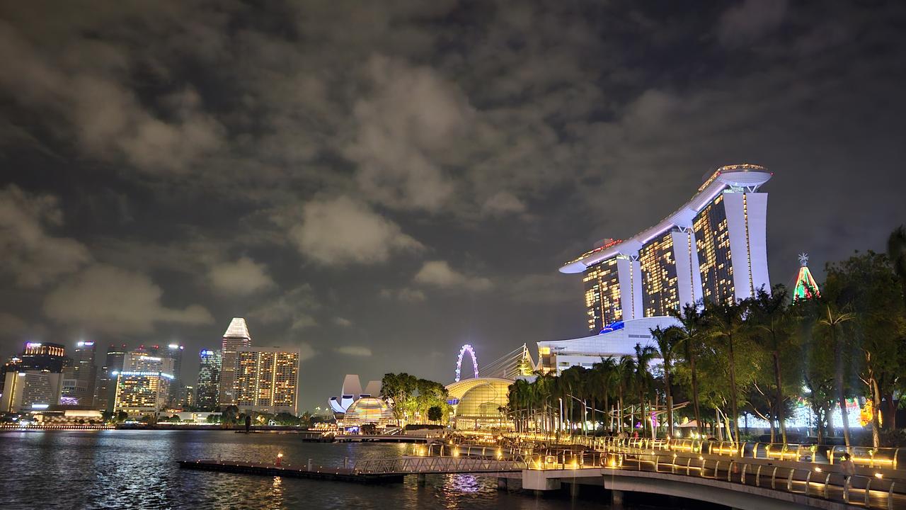 Eating at Raffles allows more time to explore the city on foot, without having to traipse around looking for a restaurant. The majestic harbour is a short walk away.