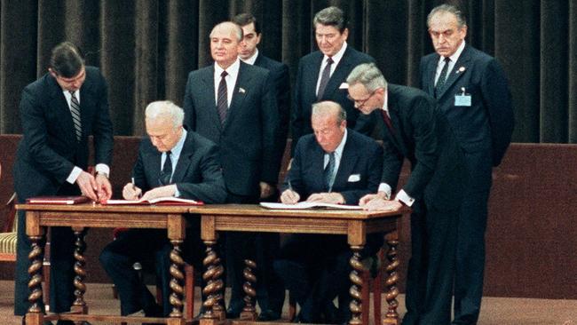 US Secretary of State George Shultz (L) and his Soviet counterpart Eduard Shevardnadze sign a common declaration at the end of the two-day summit between the superpowers in 1985 as US President Ronald Reagan and general secretary of the Communist Party of the Soviet Union Mikhail Gorbachev look on. Picture: AFP.