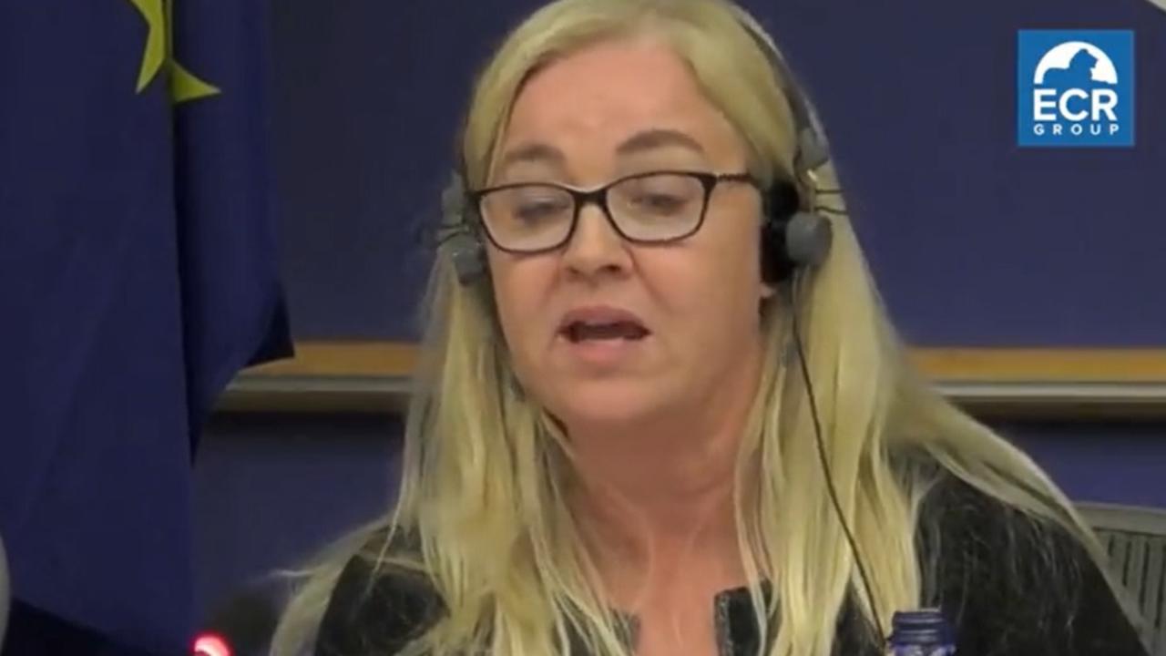 Janine Small, ejecutiva de Pfizer, testificando ante el Parlamento de la UE.
