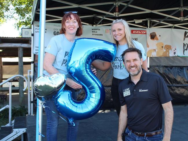 Paws at the Park founders Jenna Schroeder and Lia Ferguson with councillor Glenn Tozer.