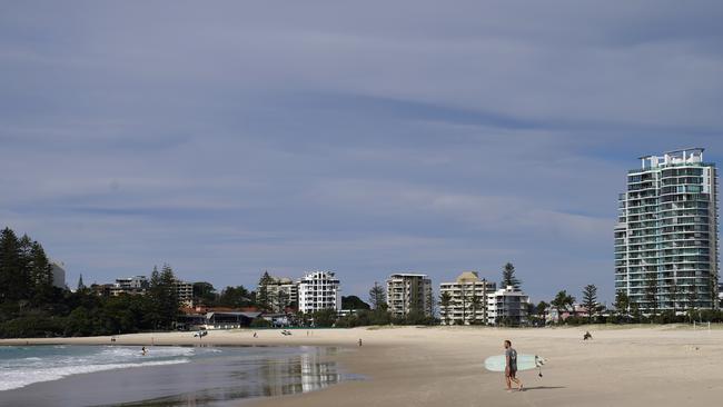 Coolangatta beach during lockdown. (AAP Image/Dave Hunt)