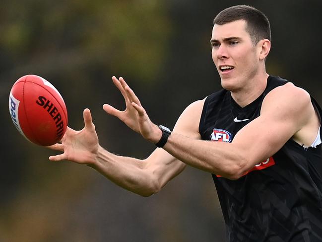 MELBOURNE, AUSTRALIA - JUNE 01: Mason Cox of the Magpies marks during a Collingwood Magpies AFL training session at Holden Centre on June 01, 2021 in Melbourne, Australia. (Photo by Quinn Rooney/Getty Images)