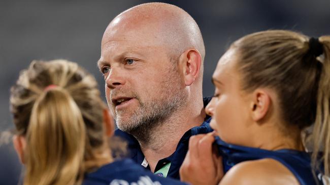 GEELONG, AUSTRALIA - NOVEMBER 01: Dan Lowther, Senior Coach of the Cats addresses his players during the 2024 AFLW Round 10 match between the Geelong Cats and Kuwarna (Adelaide Crows) at GMHBA Stadium on November 01, 2024 in Geelong, Australia. (Photo by Dylan Burns/AFL Photos via Getty Images)