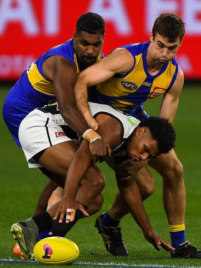 Quaynor fights Liam Ryan and Jamie Cripps for the ball in the elimination final. Picture: Daniel Carson