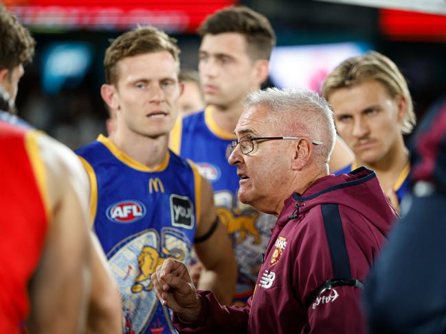 Chris Fagan speaks with his charges at quarter time. Picture: Dylan Burns/AFL Photos via Getty Images.