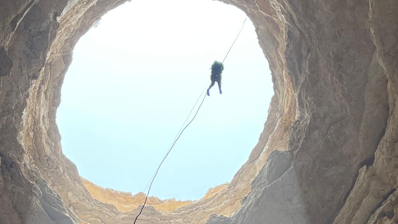 Un’incredibile scoperta dell’isola della grotta dell’Oman in fondo al pozzo dell’Inferno