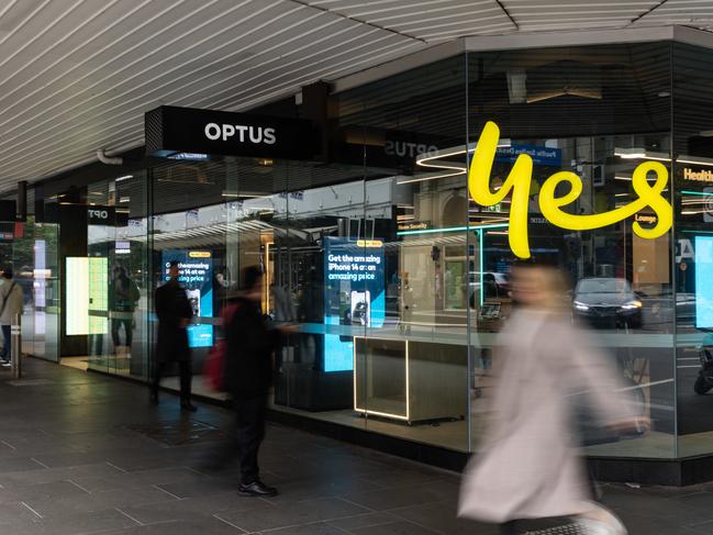 MELBOURNE, AUSTRALIA - NCA NewsWire Photos - 4 MAY 2024: Optus signage is seen outside a store on Bourke Street. Picture: NCA NewsWire / Diego Fedele