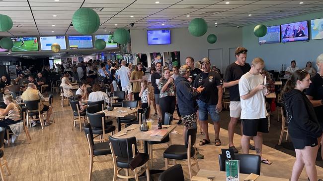 Big crowds at Paradise Point Bowls Club. Picture: Kathleen Skene.