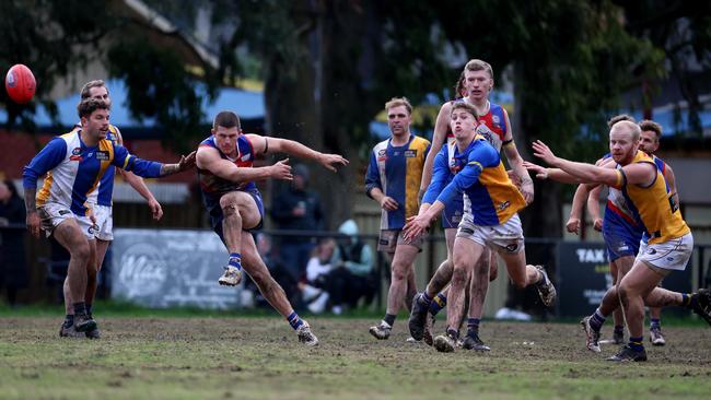 NFNL: Billy Hogan gets the clearance for North Heidelberg. Picture: Hamish Blair